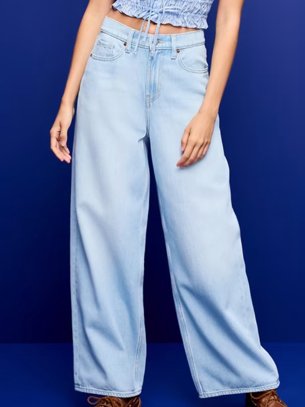 Old Navy High-Waisted Baggy Wide-Leg Jeans size 0 light wash